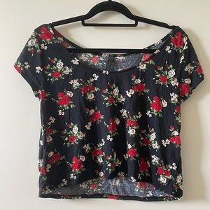Short sleeved rose patterned crop top